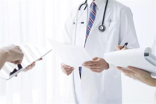 白大褂 Crc去医院推进项目怎么穿合适?可以美甲染发吗?(图2)