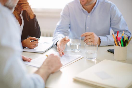 被隐瞒病情成年肿瘤患者/成年文盲是否可以由法定代理人代签知情同意书？